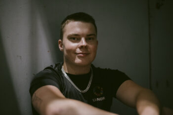 Thor der sidder op ad en væg