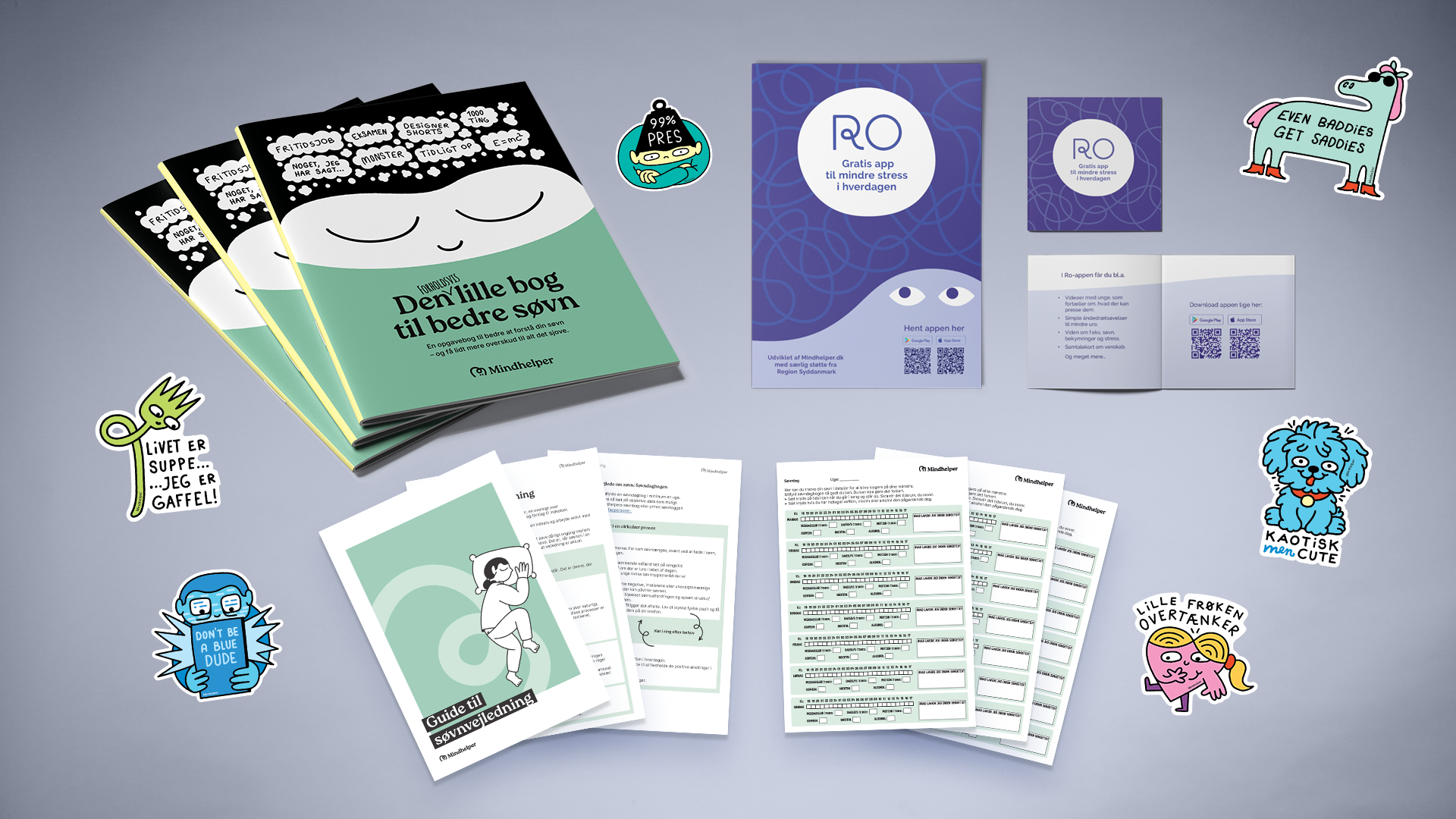 Billede der viser indholdet i vores kasse med materialer om søvn. Der er billede af vores lille bog om søvn, plakater for appen Ro, søvndagbøger og en lille "Guide om søvnvejledning" til vejlederne. Det hele er krydret med vores klistermærker fra Mindhelper.