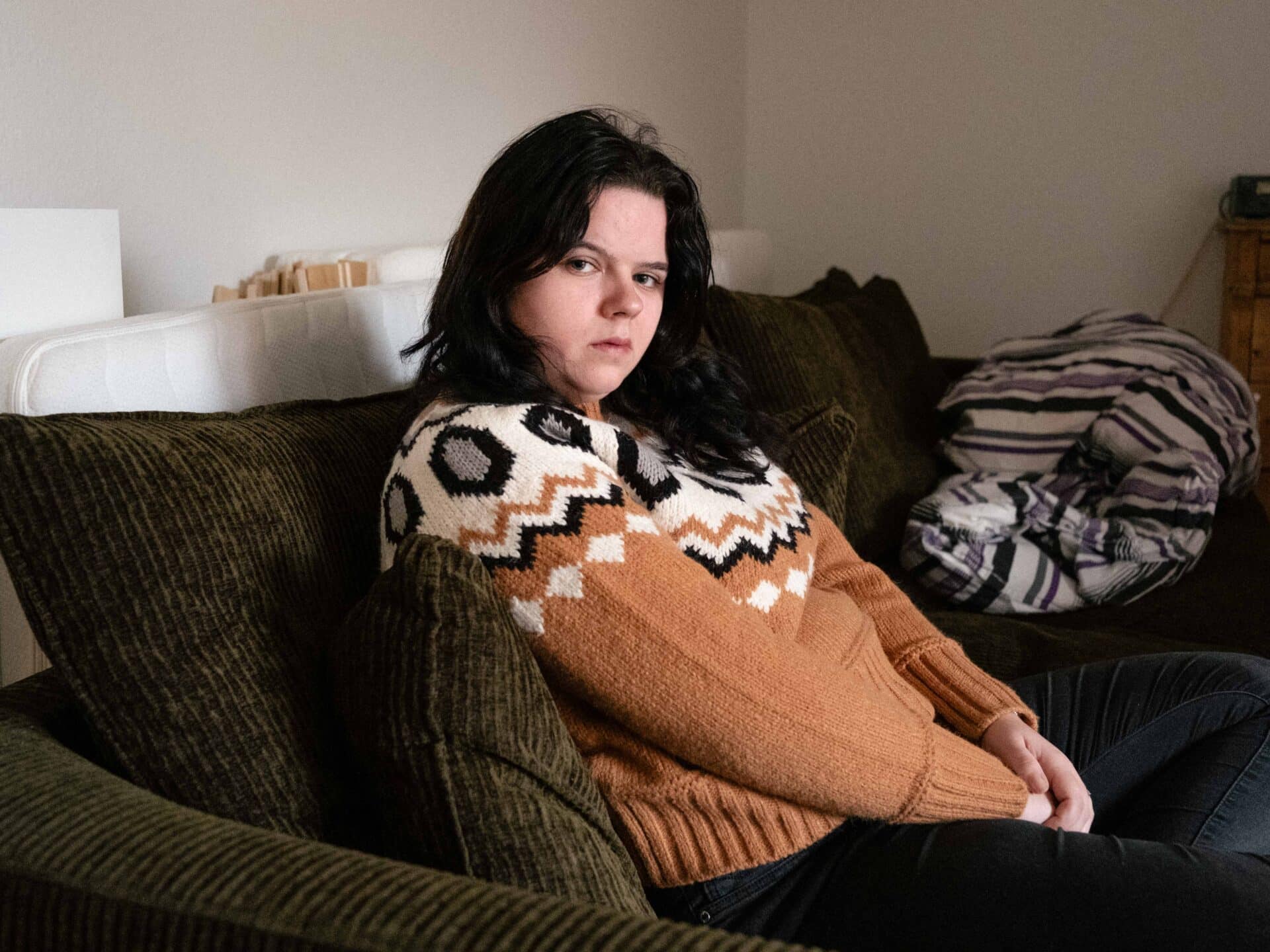 Victoria sidder i en sofa.