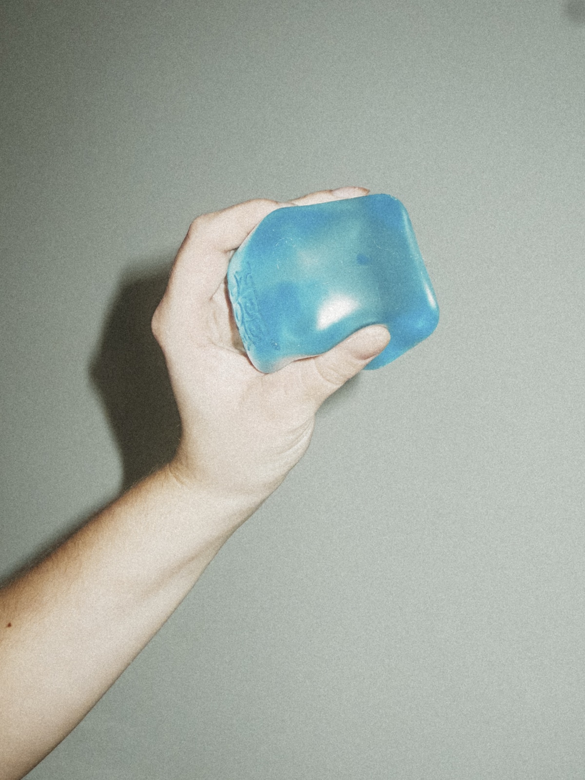 Diktes stress-bold, som hun kan forme i hånden