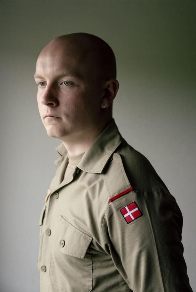 Portræt af Lucas, der står i sin militæruniform med siden til kameraet og ret ryg.