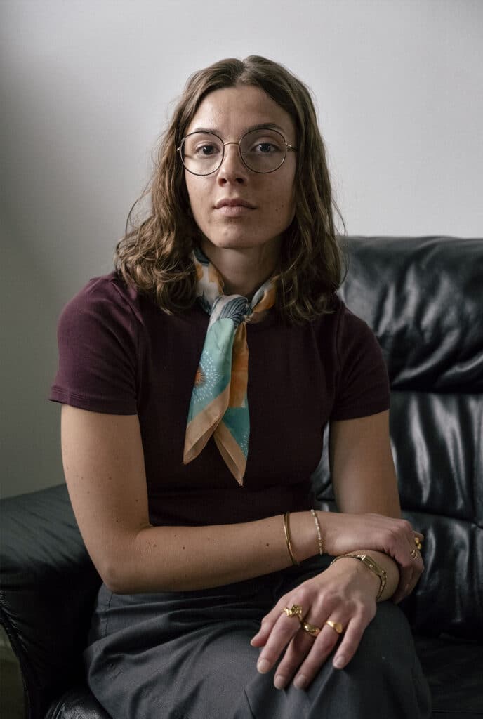 Portræt af Amalie, der sidder i en sofa og kigger ind i kameraet