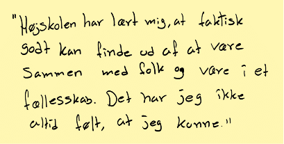 Håndskrevet seddel, hvor der står: Højskolen har lært mig, at jeg faktisk godt kan finde ud af at være sammen med folk og være i et fællesskab. Det har jeg ikke altid følt, at jeg kunne.
